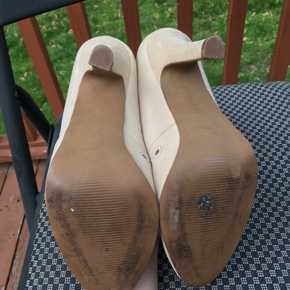 Colin Stuart Cream Heels with Cutouts - Picture 5 of 6